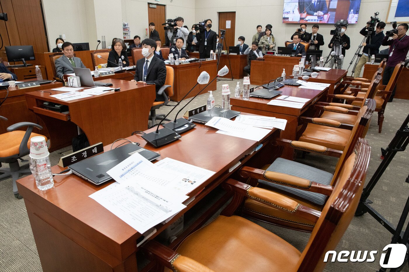 본문 이미지 - 31일 오전 서울 여의도 국회 교육위원회에서 열린 정순신 자녀 학교폭력 진상조사 및 학교폭력 대책 수립을 위한 청문회에서 국민의힘 의원들의 빈자리가 보이고 있다. 2023.3.31/뉴스1 ⓒ News1 이재명 기자