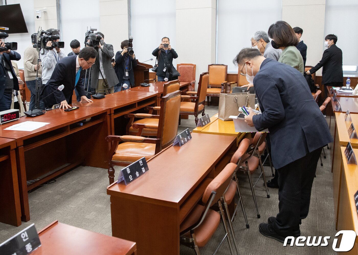 본문 이미지 - 유기홍 국회 교육위원회 위원장이 31일 오전 서울 여의도 국회 교육위원회에서 열린 정순신 자녀 학교폭력 진상조사 및 학교폭력 대책 수립을 위한 청문회에서 증인에게 의사일정변경에 대해 설명을 마친 후 인사하고 있다. 2023.3.31/뉴스1 ⓒ News1 이재명 기자
