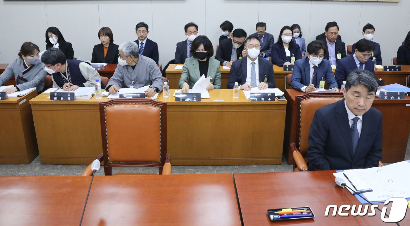 본문 이미지 - 이주호 사회부총리 겸 교육부 장관과 한민위 민족사관고등학교 교장, 고은정 반포고 교장 등 증인들이 31일 서울 여의도 국회 교육위원회에서 열린 정순신 자녀 학교폭력 진상조사 및 학교폭력 대책 수립을 위한 청문회에 출석하고 있다. 정순신 변호사는 건강상의 이유로 불출석 사유서를 제출했다. 2023.3.31/뉴스1 ⓒ News1 허경 기자