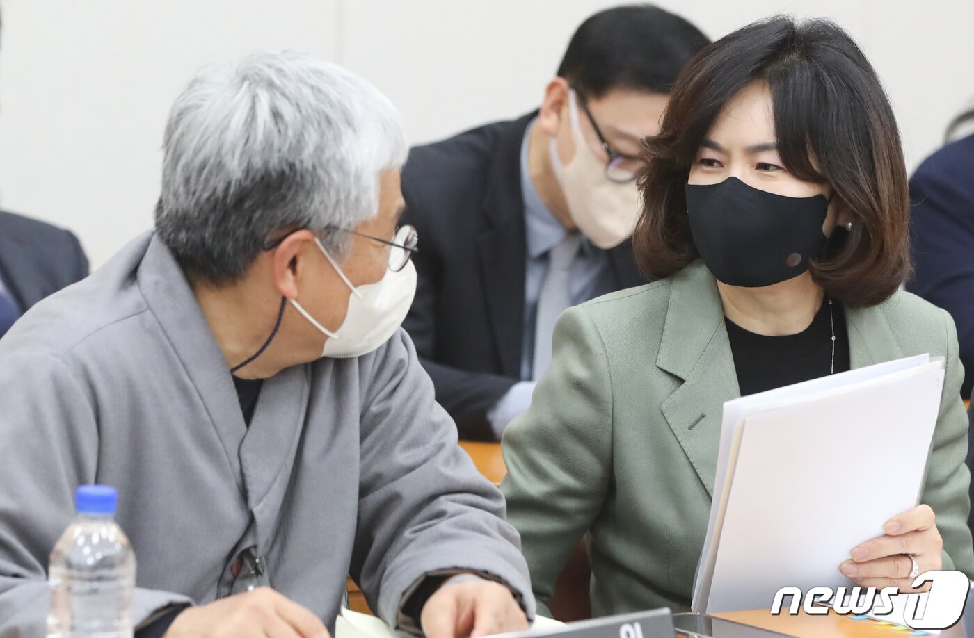 본문 이미지 - 만만위 민족사관고등학교 교장과 고은정 반포고 교장이 31일 서울 여의도 국회 교육위원회에서 열린 정순신 자녀 학교폭력 진상조사 및 학교폭력 대책 수립을 위한 청문회에 출석해 대화하고 있다. 2023.3.31/뉴스1 ⓒ News1 허경 기자