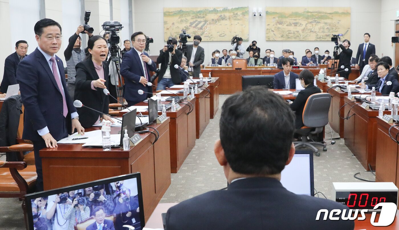 본문 이미지 - 31일 서울 여의도 국회 교육위원회에서 열린 정순신 자녀 학교폭력 진상조사 및 학교폭력 대책 수립을 위한 청문회에서 이주호 사회부총리 겸 교육부 장관과 한민위 민족사관고등학교 교장, 고은정 반포고 교장 등 증인들이 출석한 가운데 여야 의원들이 의사 일정 변경안을 두고 언쟁을 벌이고 있다. 정순신 변호사는 건강상의 이유로 불출석 사유서를 제출했다. 2023.3.31/뉴스1 ⓒ News1 허경 기자