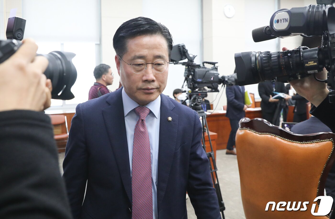 본문 이미지 - 31일 서울 여의도 국회 교육위원회에서 열린 정순신 자녀 학교폭력 진상조사 및 학교폭력 대책 수립을 위한 청문회에서 이태규 국민의힘 간사가 의사 일정 변경안을 의결에 항의하며 퇴장하고 있다. 정순신 변호사는 건강상의 이유로 불출석 사유서를 제출했다. 2023.3.31/뉴스1 ⓒ News1 허경 기자