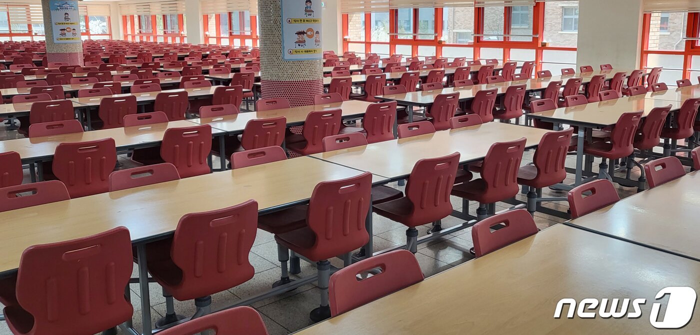본문 이미지 - 학교비정규직연대회의가 총파업에 돌입한 31일 전북 전주시 덕진구 한 초등학교 급식실이 텅 비어있다. 2023.3.31/뉴스1 ⓒ News1 유경석 기자