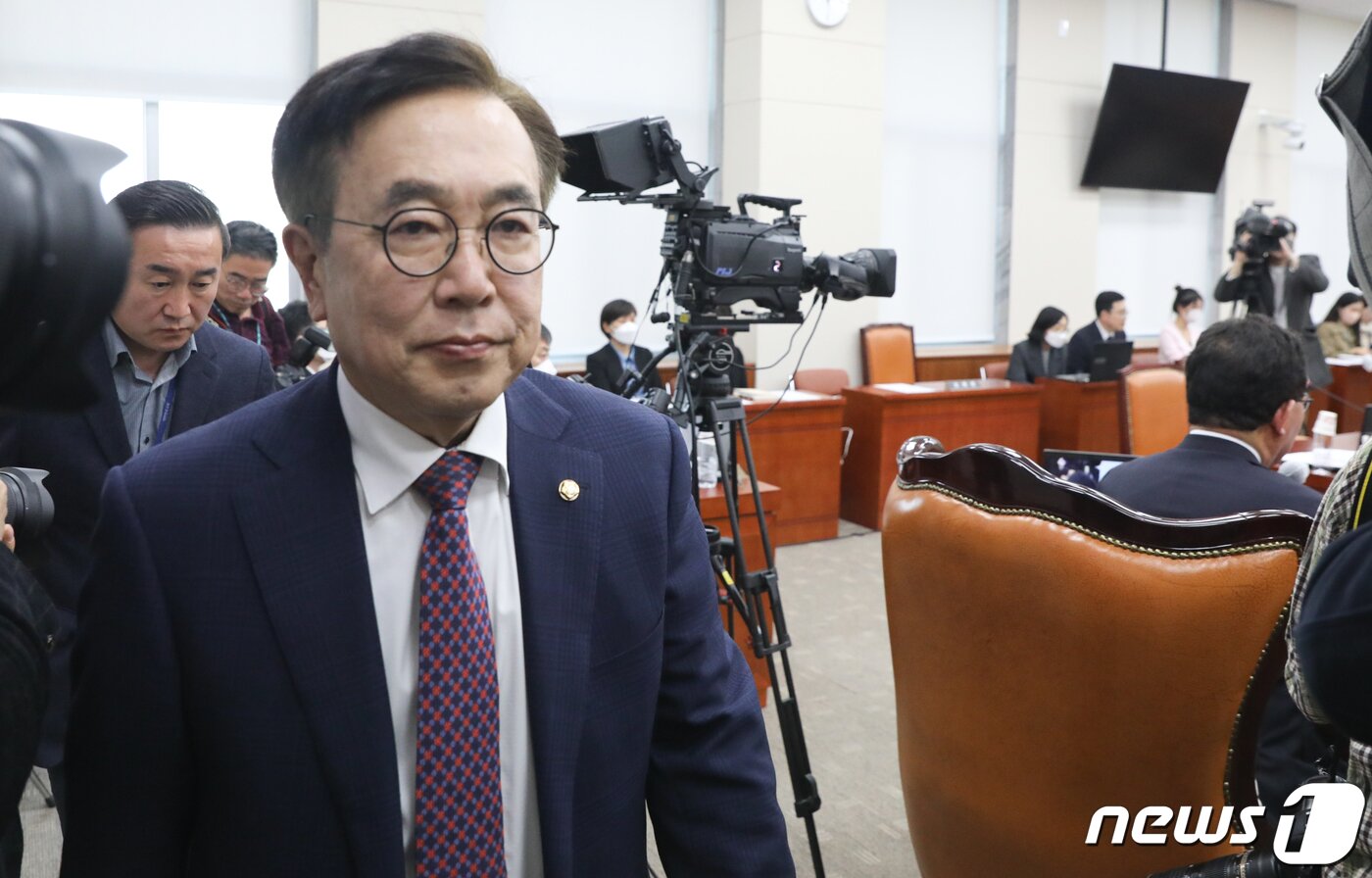 본문 이미지 - 31일 서울 여의도 국회 교육위원회에서 열린 정순신 자녀 학교폭력 진상조사 및 학교폭력 대책 수립을 위한 청문회에서 서병수 국민의힘 의원이 의사 일정 변경안을 의결에 항의하며 퇴장하고 있다. 2023.3.31/뉴스1 ⓒ News1 허경 기자