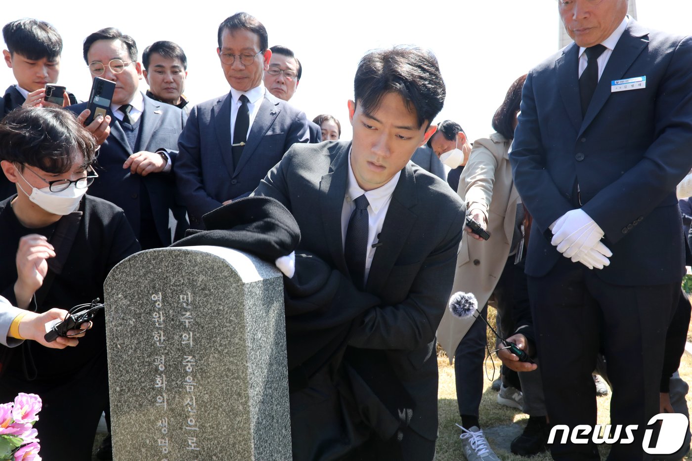본문 이미지 - 31일 오전 광주 북구 운정동 국립5·18민주묘지에서 전두환 전 대통령의 손자 전우원씨(27)가 오월 영령에 참배하고 있다. 2023.3.31/뉴스1 ⓒ News1
