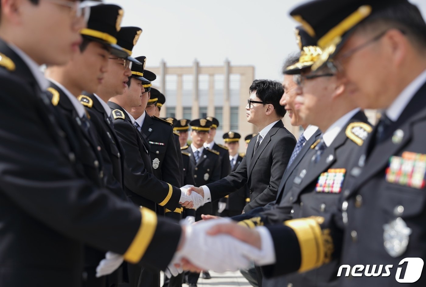 본문 이미지 - 한동훈 법무부 장관이 31일 법무연수원 진천본원에서 열린 '제81기 7급 교정공무원 임용식'에서 신임 교정공무원들과 악수하고 있다. 신규 7급 교정공무원들은 다음 달 10일부터 일선 교도소 및 구치소에 배치돼 교도관으로서 직무를 수행할 예정이다. (법무부 제공) 2023.3.31/뉴스1