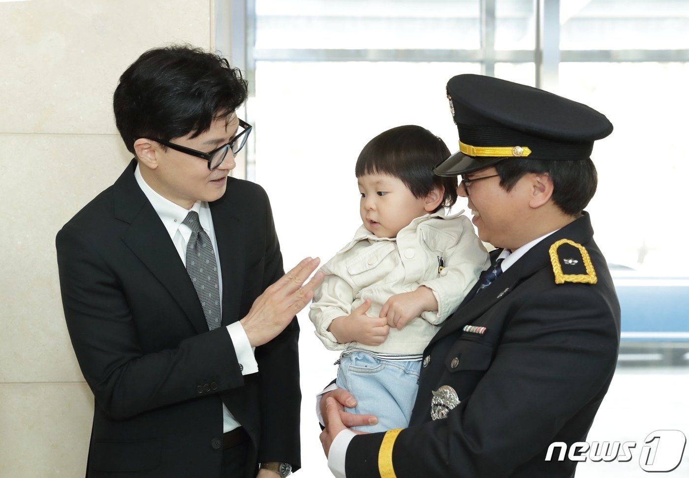 본문 이미지 - 한동훈 법무부 장관이 31일 법무연수원 진천본원에서 열린 '제81기 7급 교정공무원 임용식'에서 신규 교정공무원 가족과 대화를 나누고 있다. 신규 7급 교정공무원들은 다음 달 10일부터 일선 교도소 및 구치소에 배치돼 교도관으로서 직무를 수행할 예정이다. (법무부 제공) 2023.3.31/뉴스1