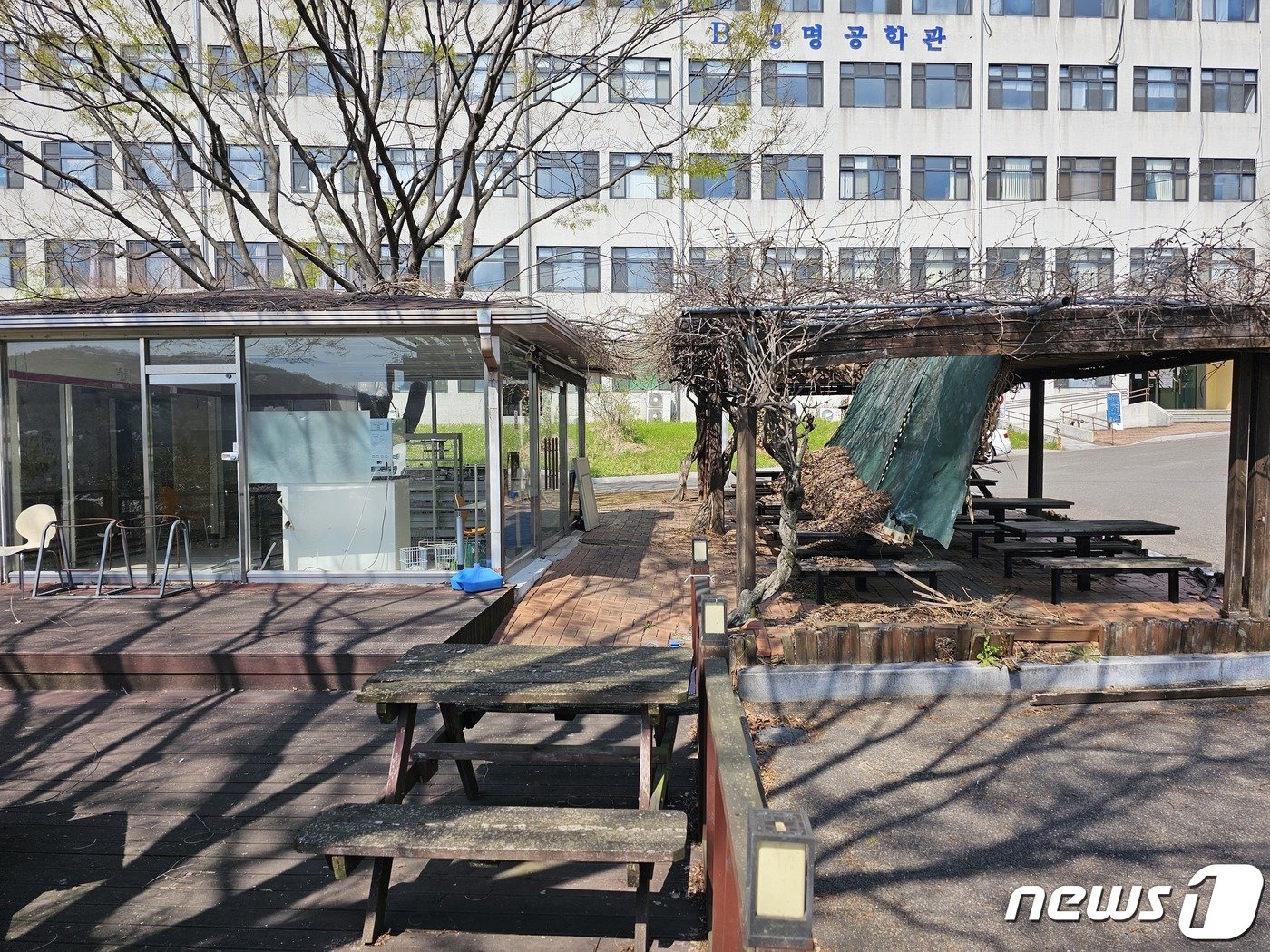 본문 이미지 - 망가진 채 방치되고 있는 학교 쉼터. 2023.3.31 뉴스1/한송학기자