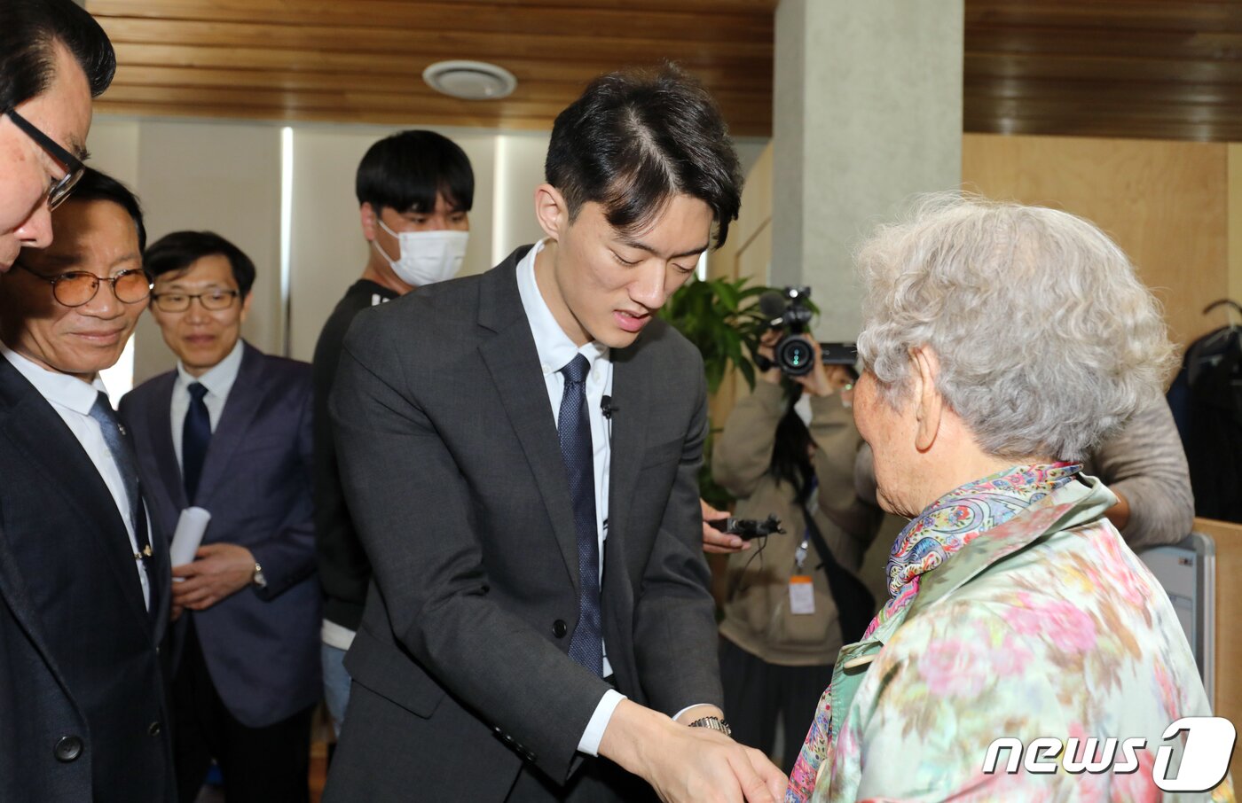 본문 이미지 - 전두환씨 손자 전우원씨가 31일 오후 광주 동구 구도청을 찾아 '옛 전남도청 복원 지킴이 어머니들'과 대화하고 있다. 2023.3.31/뉴스1 ⓒ News1