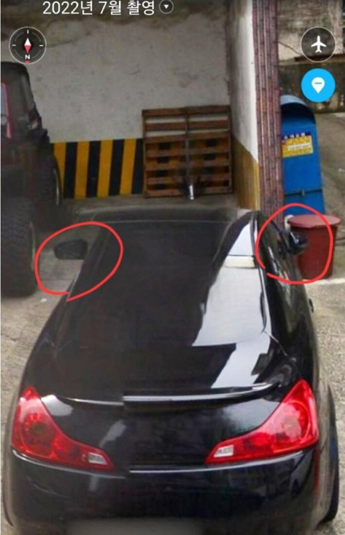 본문 이미지 - 한 누리꾼이 B씨의 인피니티 사이드미러가 원래부터 이상했던 것 같다며 그 증거로 지난해에 찍힌 로드뷰를 찾아 공개했다. 누리꾼들에게 호되게 질타를 받은 B씨는 사과글을 올리며 "사이드미러의 작동 상태가 원래 이상했던 것은 맞다"며 솔직히 시인했다. (자동차 커뮤니티 '보배드림')