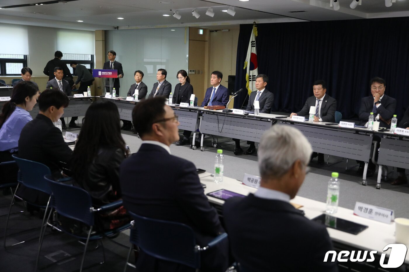 본문 이미지 - 정몽규 대한축구협회장이 31일 서울 종로구 축구회관에서 열린 대한축구협회 임시 이사회를 주재하고 있다. 이번 임시 이사회에서는 지난 28일 이사회에서 징계중인 축구인 100명에 대해 사면 조치를 의결한 것과 관련해 지난 2011년 프로축구 승부조작으로 제명된 최성국, 염동균 등 당시 선수 48명도 포함돼 있어 논란이 커지자 사면 조치에 대한 재논의를 진행한다. 2023.3.31/뉴스1 ⓒ News1 이승배 기자