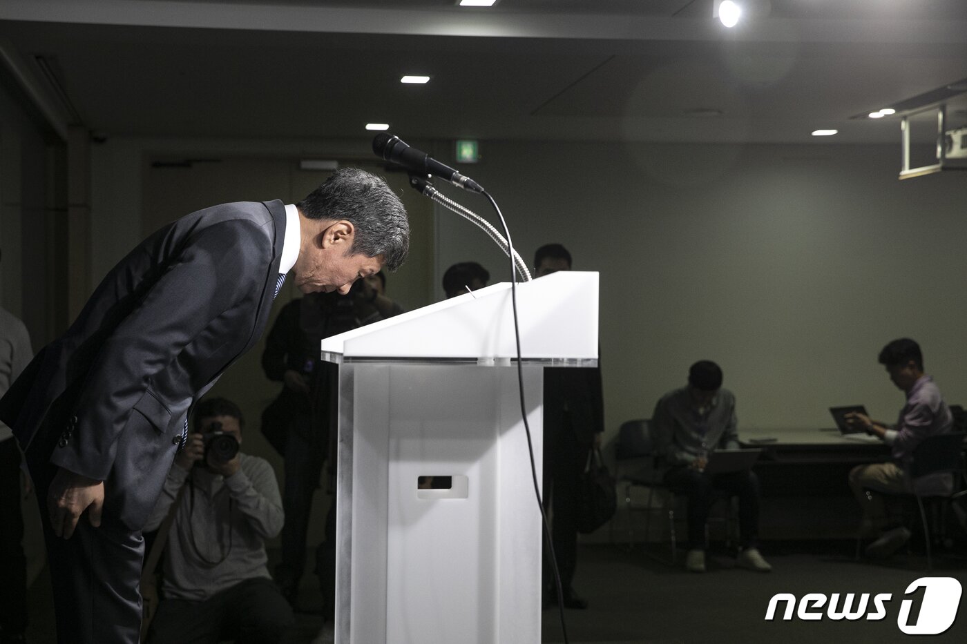 본문 이미지 - 정몽규 대한축구협회장이 31일 오후 서울 종로구 축구회관에서 임시 이사회를 마치고 입장을 발표한 뒤 인사하고 있다. 이날 대한축구협회는 임시 이사회를 통해 승부조작범 등 축구인 100명 사면을 전격 철회했다. 2023.3.31/뉴스1 ⓒ News1 이승배 기자