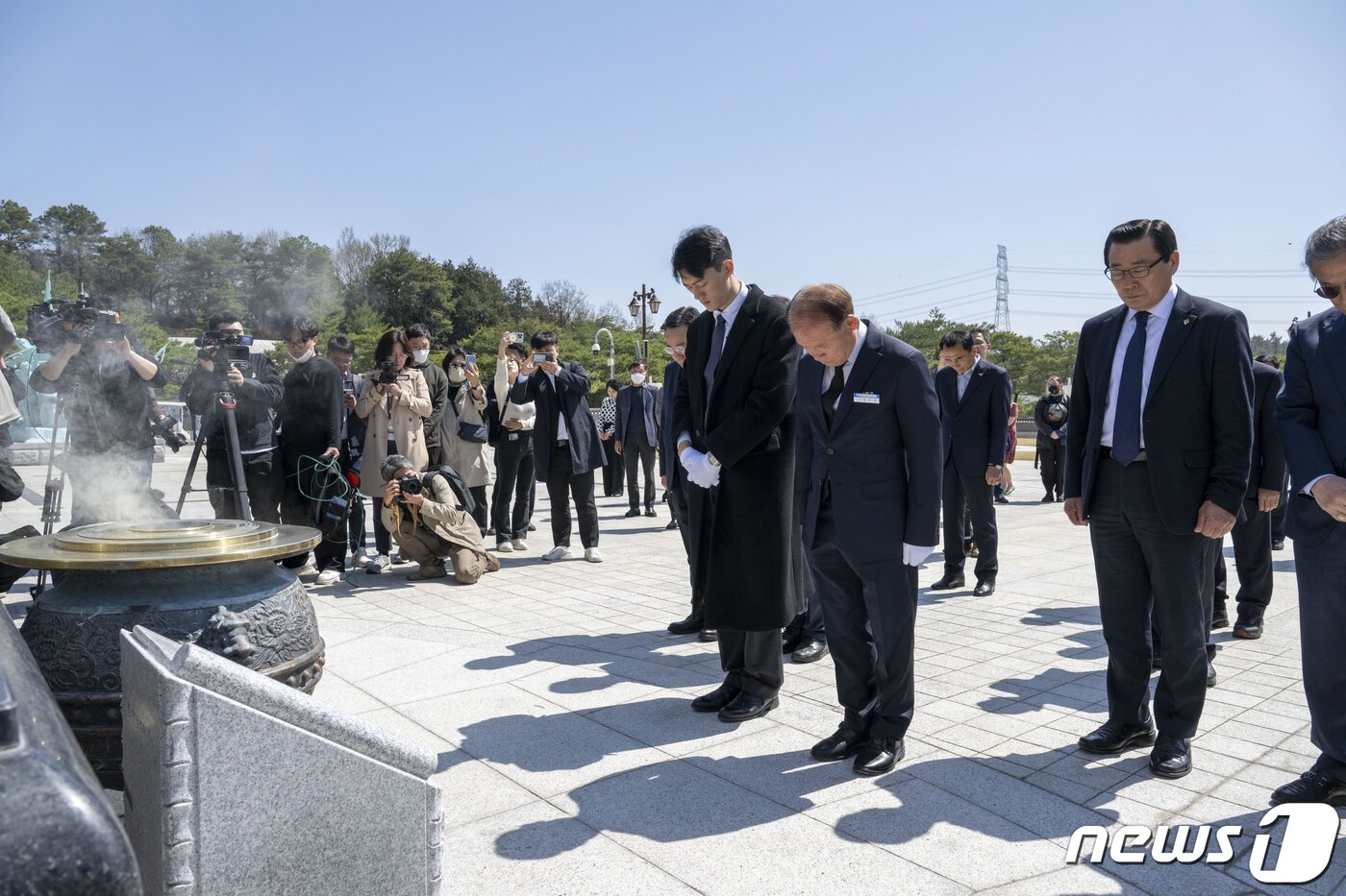 본문 이미지 - 31일 오전 광주 북구 운정동 국립5·18민주묘지에서 전두환 전 대통령의 손자 전우원씨(27)가 오월 영령에 참배하고 있다. 2023.3.31/뉴스1 ⓒ News1 정다움 기자