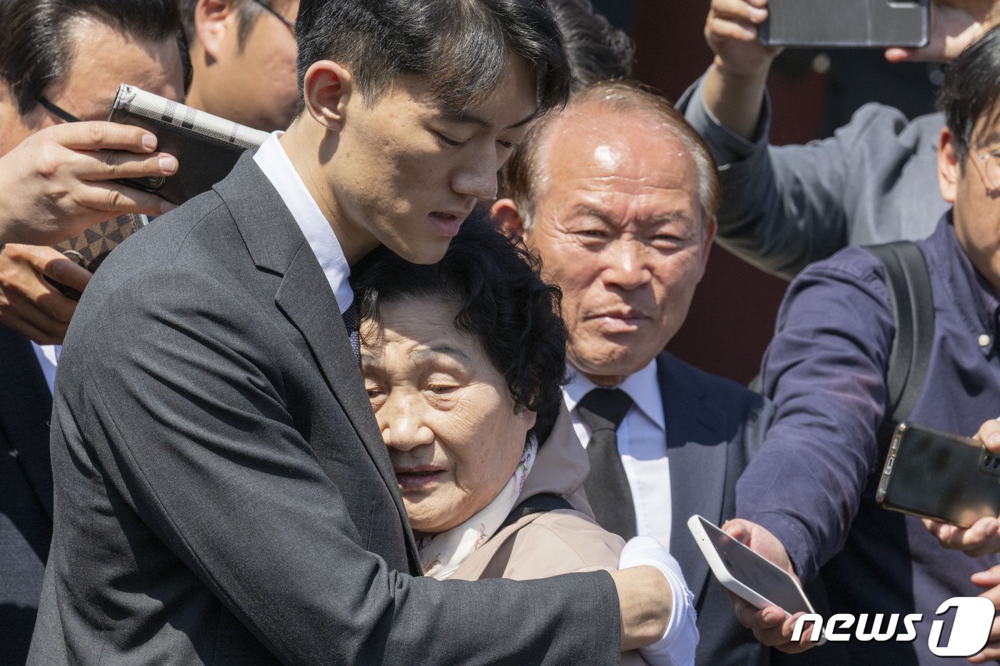 본문 이미지 - 지난 3월31일 오전 광주 북구 운정동 국립5·18민주묘지에서 전두환 전 대통령의 손자 전우원씨(27)가 故 문재학 열사의 어머니인 김길자씨를 사죄하며 안고 있다. 2023.3.31/뉴스1 ⓒ News1DB
