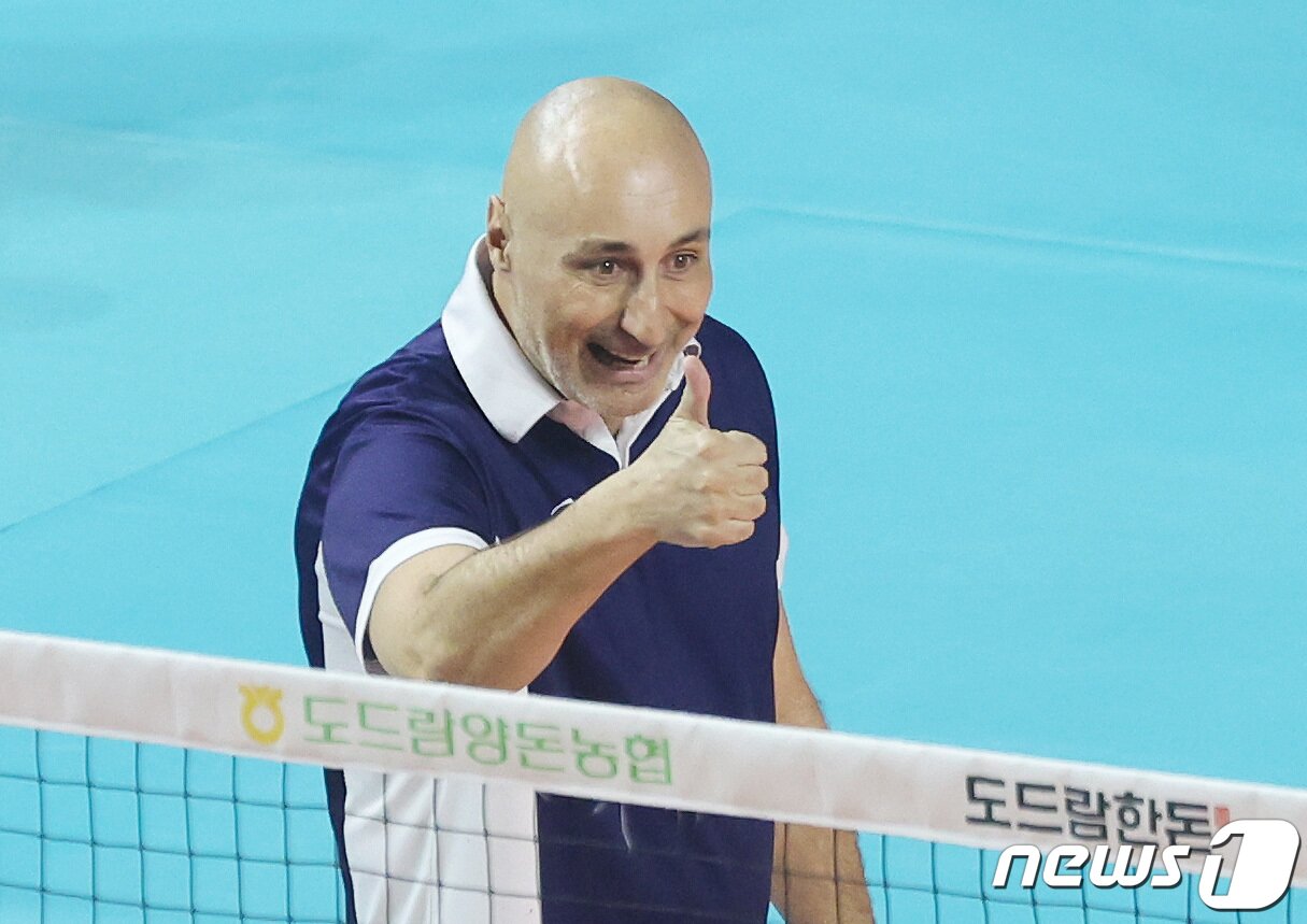 본문 이미지 - 31일 오후 인천 부평구 삼산월드체육관에서 열린 여자프로배구 2022-2023 V리그 챔피언 결정전 흥국생명과 한국도로공사 2차전 경기에서 흥국생명 아본단자 감독이 선수들을 격려하고 있다. 2023.3.31/뉴스1 ⓒ News1 구윤성 기자