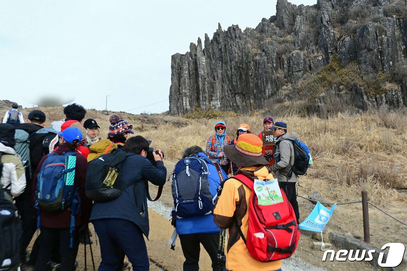 본문 이미지 - 올해 첫 정상 개방 행사가 열린 4일 오전 광주 무등산 국립공원 지왕봉 일대가 탐방객들로 붐비고 있다. 2023.3.4/뉴스1 ⓒ News1 이승현 기자