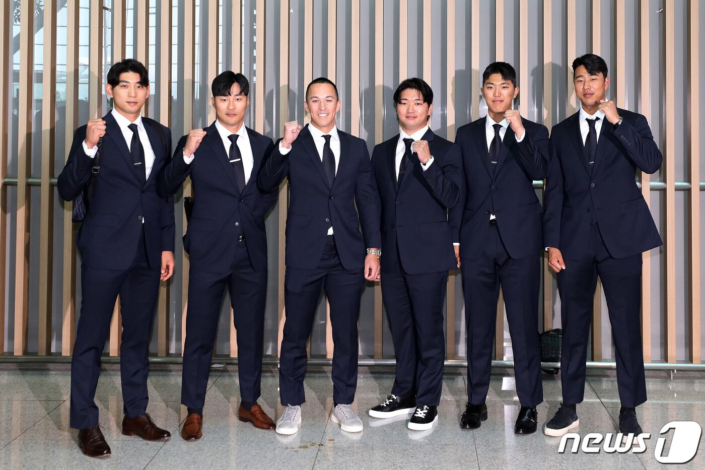 본문 이미지 - WBC 대표팀 이정후(왼쪽부터)와 김하성, 에드먼, 고우석, 이의리, 정우영이 4일 오후 인천국제공항에서 2023 월드베이스볼클래식 결전지 일본 출국에 앞서 기념사진을 찍고 있다. 일본에서 두 차례 공식 연습 경기를 치르는 대표팀은 오는 9일 일본 도쿄돔에서 호주를 상대로 B조 1라운드 첫 경기를 갖는다. 2023.3.4/뉴스1 ⓒ News1 이동해 기자