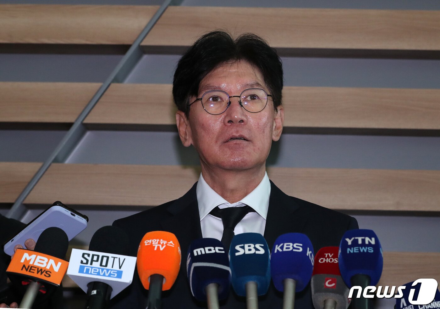 본문 이미지 - 이강철 WBC 대표팀 감독이 4일 오후 인천국제공항에서 2023 월드베이스볼클래식 결전지 일본 출국에 앞서 인터뷰를 하고 있다. 일본에서 두 차례 공식 연습 경기를 치르는 대표팀은 오는 9일 일본 도쿄돔에서 호주를 상대로 B조 1라운드 첫 경기를 갖는다. 2023.3.4/뉴스1 ⓒ News1 이동해 기자