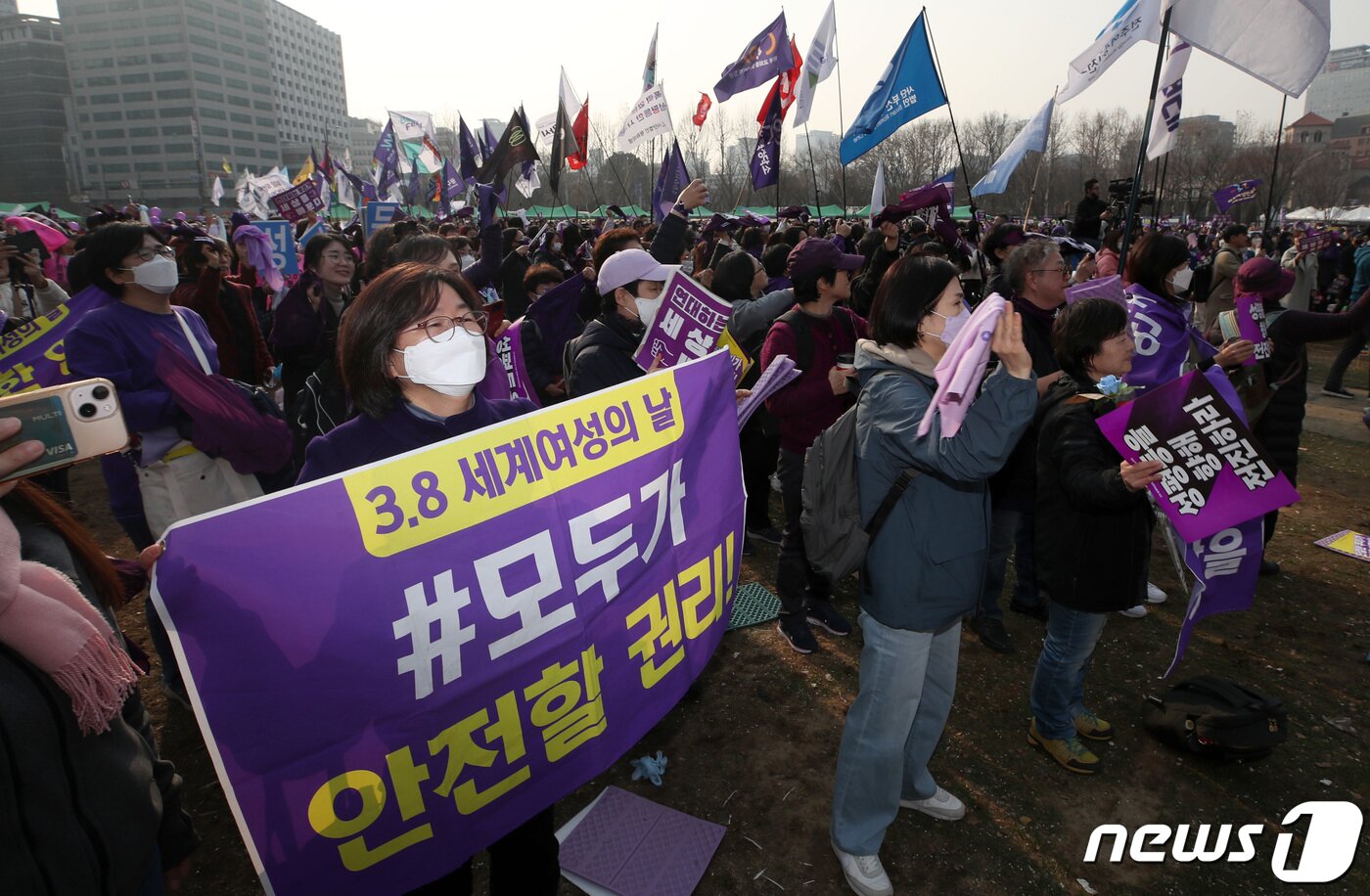 본문 이미지 - 3·8 세계여성의 날을 앞둔 4일 오후 서울광장에서 '성평등을 향해 전진하라'를 주제로 열린 제38회 한국여성대회에서 참가자들이 손팻말을 흔들고 있다. 2023.3.4/뉴스1 ⓒ News1 구윤성 기자