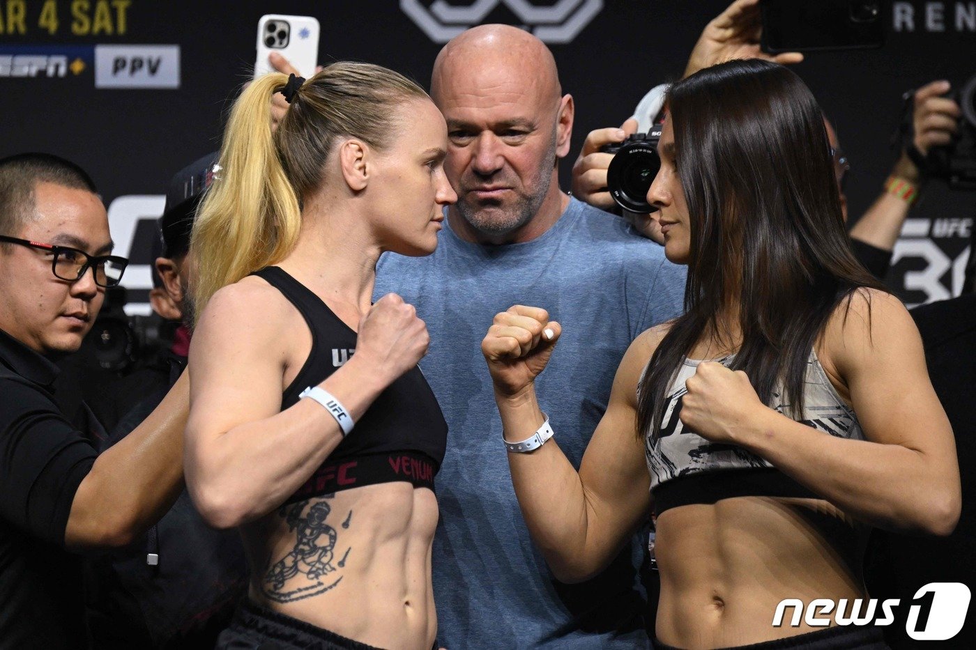 본문 이미지 - UFC 285 코메인이벤트에서 맞붙는 셰브첸코(왼쪽)와 그라.ⓒ AFP=뉴스1