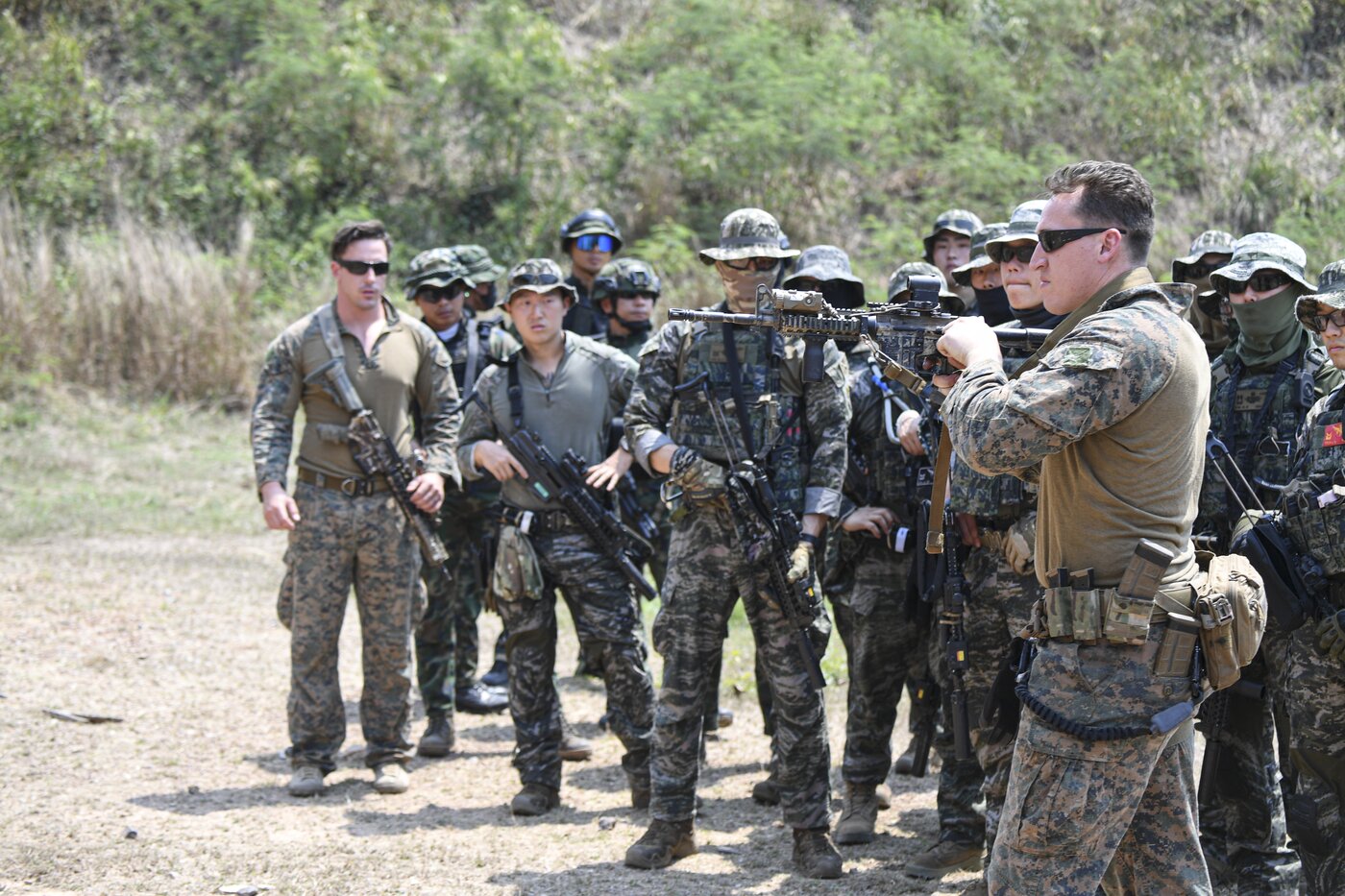본문 이미지 - 미 해병대 수색대원이 우리나라와 태국 해병대원에게 미군의 전술을 설명하고 있다.(해병대사령부 제공)