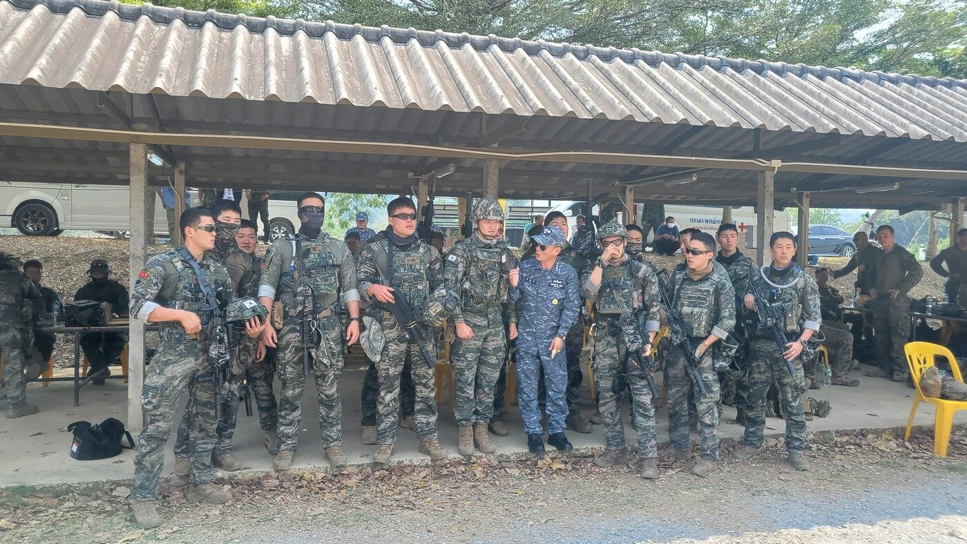 본문 이미지 - 우리측 코브라골드 훈련전대장 김태열 해군 대령이 훈련 중인 해병대원들을 격려하고 있다..