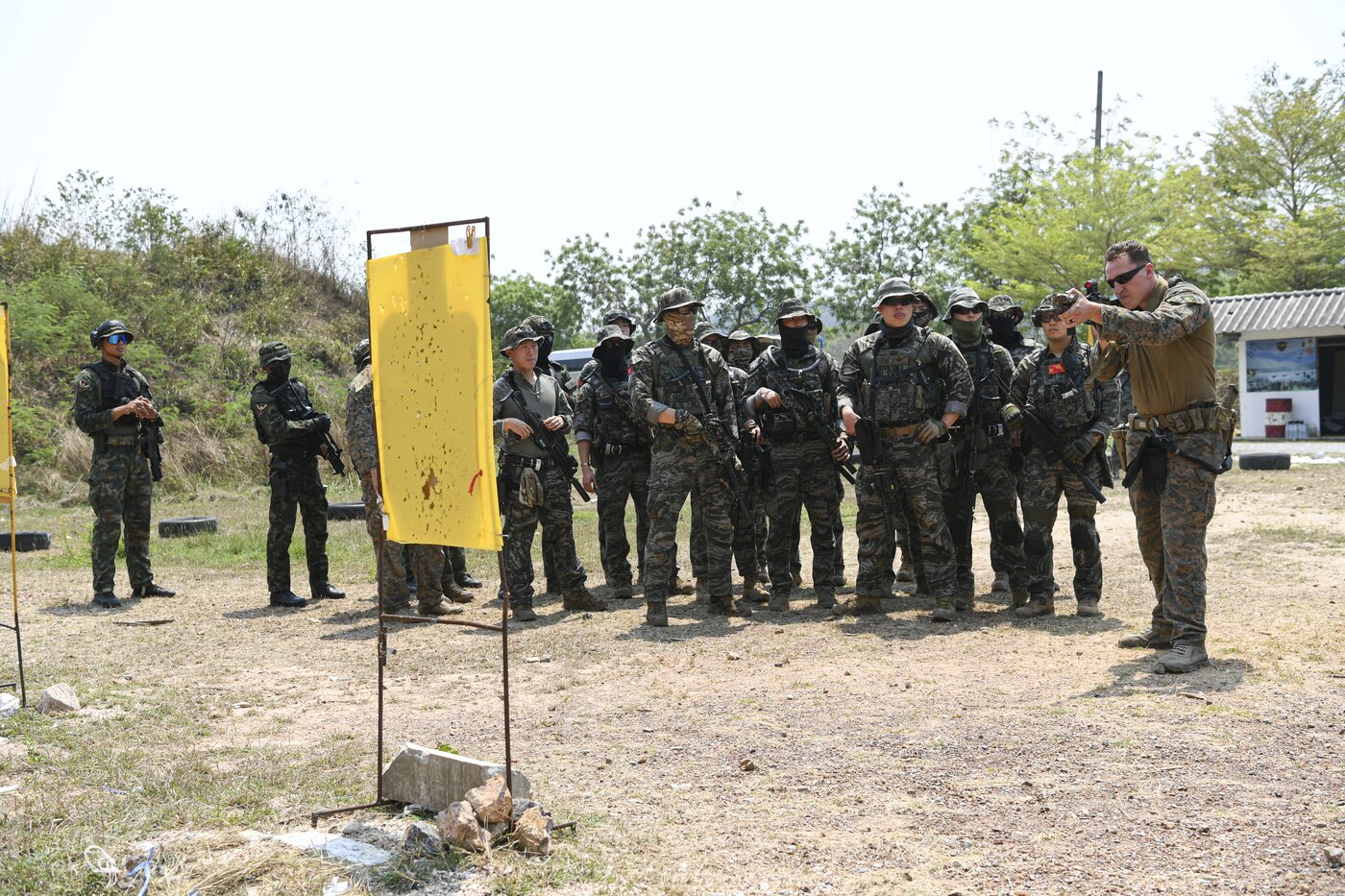 본문 이미지 - 미 해병대 수색대원이 사격 시범을 하고 있다.(해병대사령부 제공)