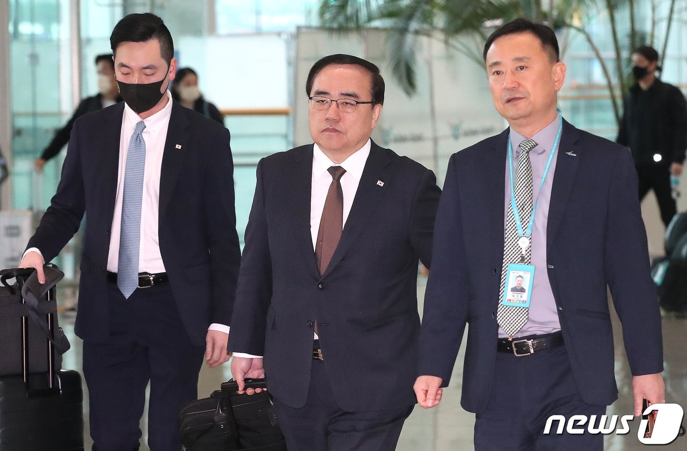 김성한 국가안보실장이 지난 5일 인천국제공항 2터미널을 통해 미국 워싱턴 DC로 출국하고 있다. 김 실장은 한미동맹 70주년을 맞아 미국 행정부와 학계 인사들을 면담하고 북한 문제, 지역·글로벌 정세, 경제안보 관련 현안을 협의할 예정이다. 2023.3.5/뉴스1 ⓒ News1 임세영 기자