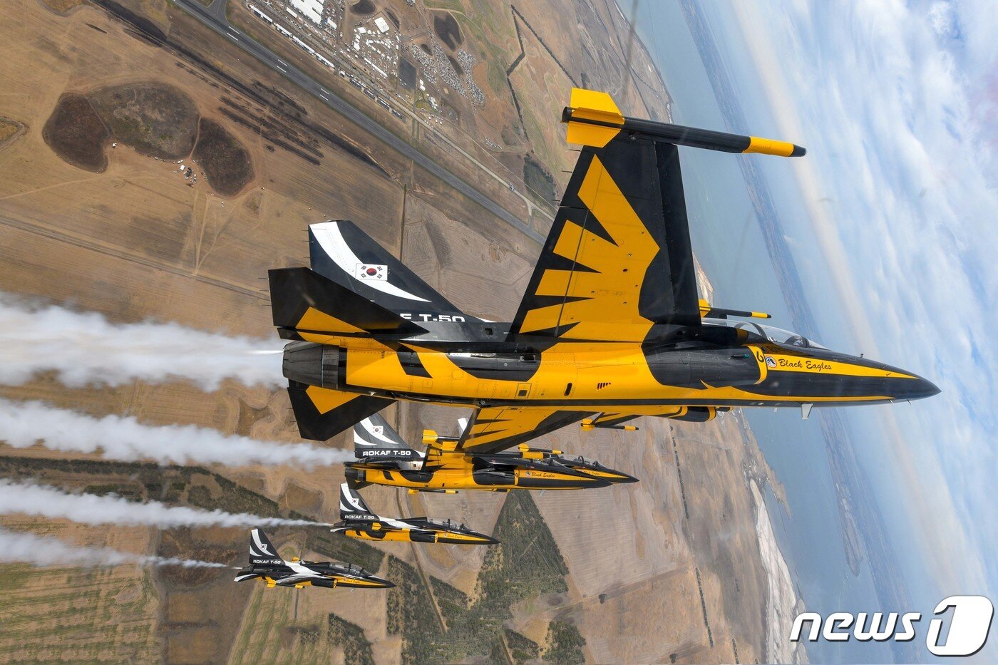 본문 이미지 - 공군 특수비행팀 '블랙이글스' 특수기동. (공군 제공) 2023.3.5/뉴스1