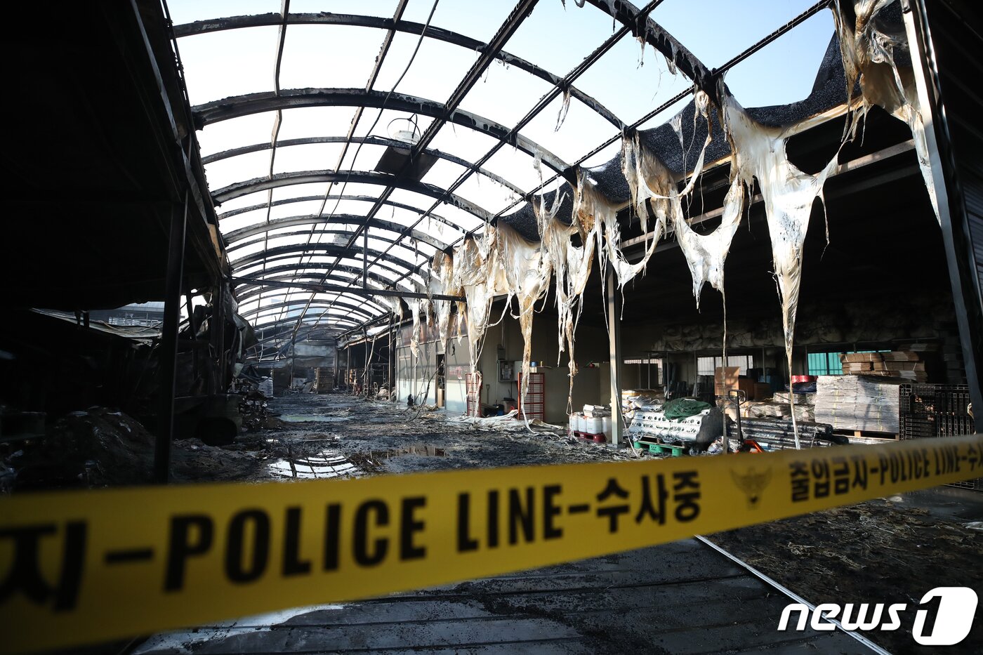 본문 이미지 - 5일 오전 인천시 동구 송림동 현대시장이 전날 발생한 화재로 인해 잿더미로 변해 있다. 2023.3.5/뉴스1 ⓒ News1 정진욱 기자