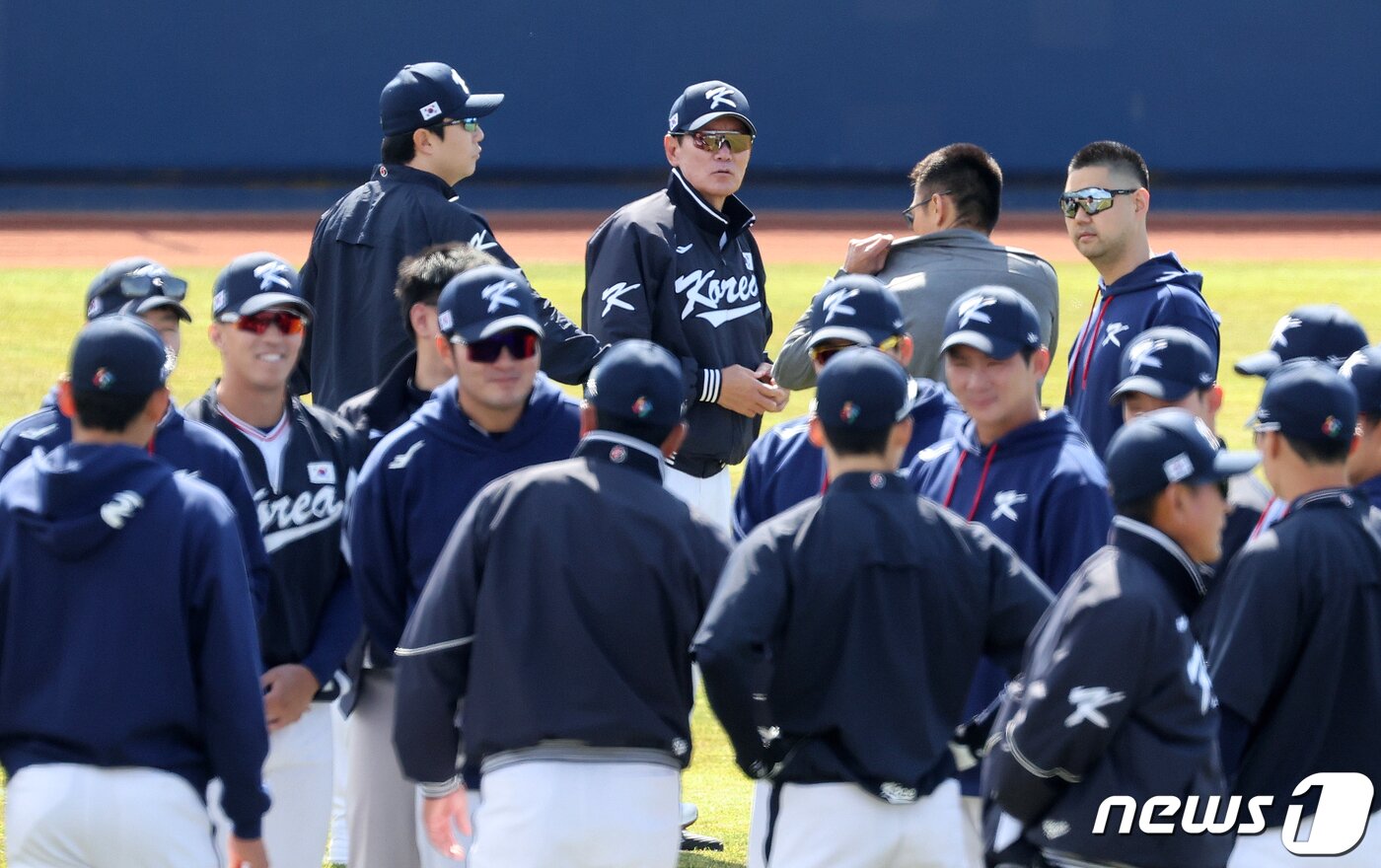 본문 이미지 - 2023 월드베이스볼클래식(WBC)에 출전하는 야구 국가대표팀 이강철 감독이 5일 오후 일본 오사카마이시마 버팔로스 스타디움에서 훈련 전 선수들을 바라보고 있다. 대표팀은 6일 일본 오사카 교세라돔에서 일본 프로야구 오릭스 버펄로스, 7일 같은 장소에서 한신 타이거스와 공식 연습경기를 치른 후 9일 일본 도쿄돔에서 호주와 본선 1라운드 첫 경기를 치른다. 2023.3.5/뉴스1 ⓒ News1 김진환 기자