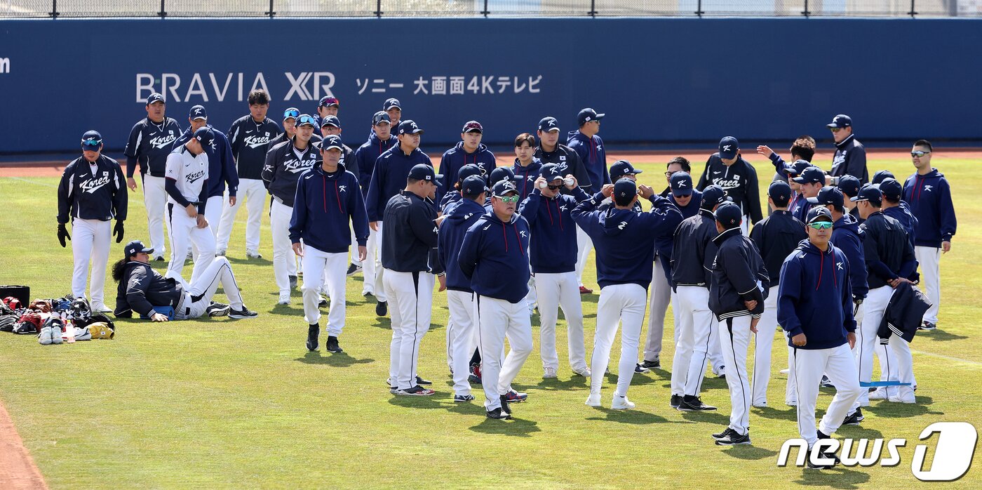본문 이미지 - 2023 월드베이스볼클래식(WBC)에 출전하는 야구 국가대표팀 선수들이 5일 오후 일본 오사카마이시마 버팔로스 스타디움에서 훈련 전 미팅을 하고 있다. 대표팀은 6일 일본 오사카 교세라돔에서 일본 프로야구 오릭스 버펄로스, 7일 같은 장소에서 한신 타이거스와 공식 연습경기를 치른 후 9일 일본 도쿄돔에서 호주와 본선 1라운드 첫 경기를 치른다. 2023.3.5/뉴스1 ⓒ News1 김진환 기자