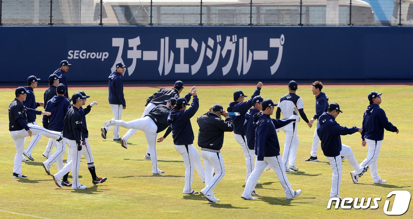 본문 이미지 - 2023 월드베이스볼클래식(WBC)에 출전하는 야구 국가대표팀 선수들이 5일 오후 일본 오사카마이시마 버팔로스 스타디움에서 훈련 전 스트레칭을 하고 있다. 대표팀은 6일 일본 오사카 교세라돔에서 일본 프로야구 오릭스 버펄로스, 7일 같은 장소에서 한신 타이거스와 공식 연습경기를 치른 후 9일 일본 도쿄돔에서 호주와 본선 1라운드 첫 경기를 치른다. 2023.3.5/뉴스1 ⓒ News1 김진환 기자