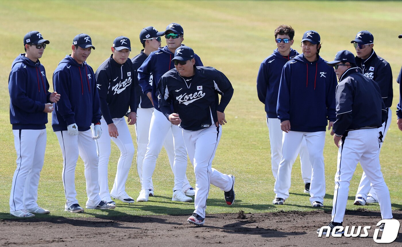 본문 이미지 - 2023 월드베이스볼클래식(WBC)에 출전하는 야구 국가대표팀 김현수를 비롯한 야수들이 5일 오후 일본 오사카마이시마 버팔로스 스타디움에서 주루 훈련을 하고 있다. 대표팀은 6일 일본 오사카 교세라돔에서 일본 프로야구 오릭스 버펄로스, 7일 같은 장소에서 한신 타이거스와 공식 연습경기를 치른 후 9일 일본 도쿄돔에서 호주와 본선 1라운드 첫 경기를 치른다. 2023.3.5/뉴스1 ⓒ News1 김진환 기자