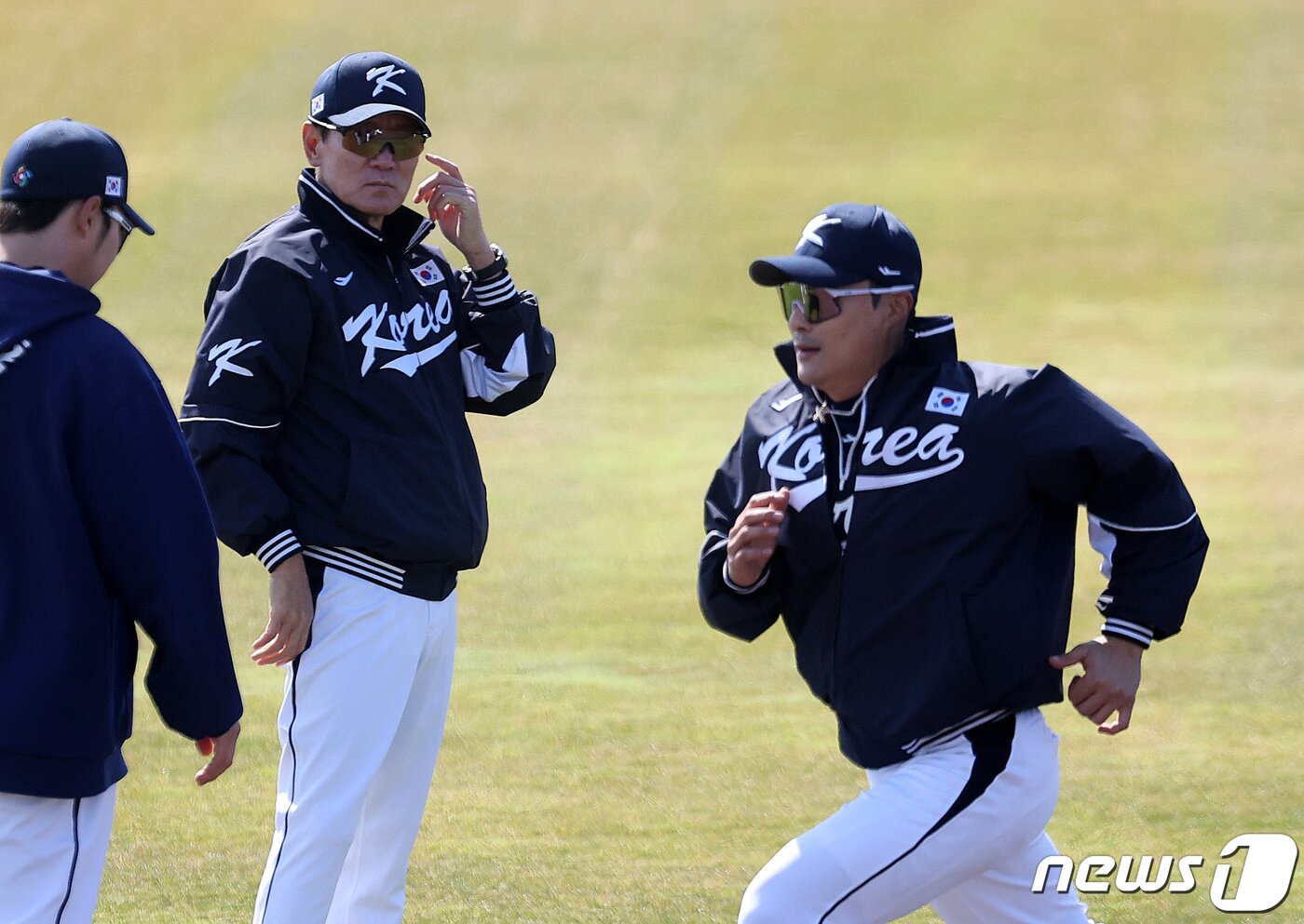 본문 이미지 - 2023 월드베이스볼클래식(WBC)에 출전하는 야구 국가대표팀 이강철 감독이 5일 오후 일본 오사카마이시마 버팔로스 스타디움에서 김하성의 주루 훈련을 지켜보고 있다. 대표팀은 6일 일본 오사카 교세라돔에서 일본 프로야구 오릭스 버펄로스, 7일 같은 장소에서 한신 타이거스와 공식 연습경기를 치른 후 9일 일본 도쿄돔에서 호주와 본선 1라운드 첫 경기를 치른다. 2023.3.5/뉴스1 ⓒ News1 김진환 기자