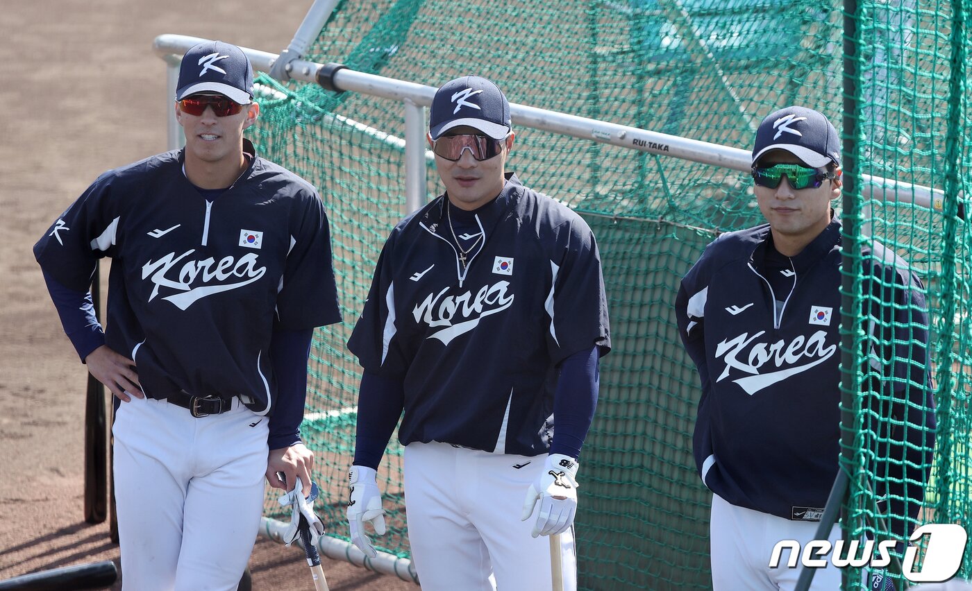 본문 이미지 - 2023 월드베이스볼클래식(WBC)에 출전하는 야구 국가대표팀 토미 현수 에드먼(왼쪽부터)과 김하성, 이정후가 5일 오후 일본 오사카마이시마 버팔로스 스타디움에서 박병호의 배팅 훈련을 지켜보고 있다. 대표팀은 6일 일본 오사카 교세라돔에서 일본 프로야구 오릭스 버펄로스, 7일 같은 장소에서 한신 타이거스와 공식 연습경기를 치른 후 9일 일본 도쿄돔에서 호주와 본선 1라운드 첫 경기를 치른다. 2023.3.5/뉴스1 ⓒ News1 김진환 기자