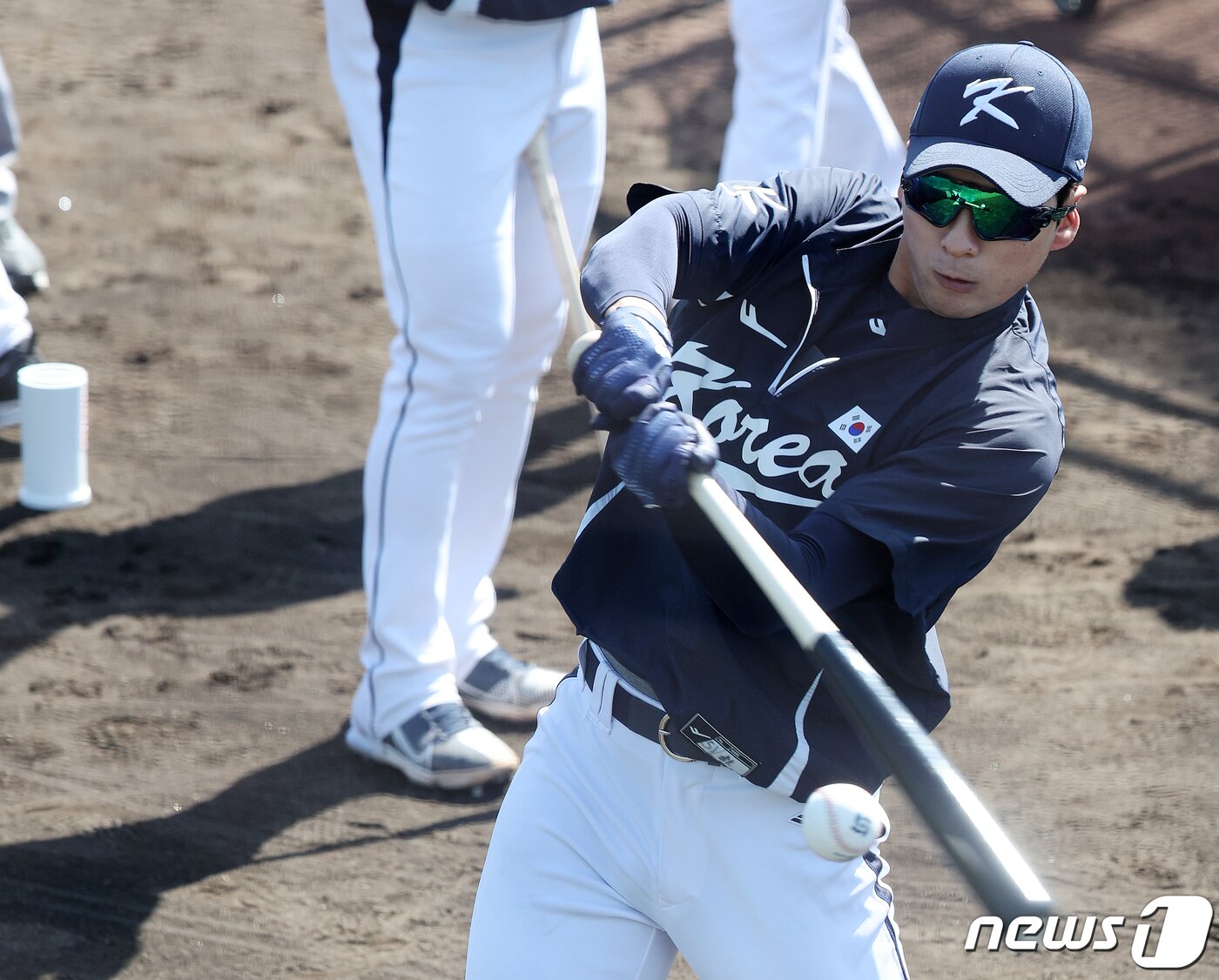 본문 이미지 - 2023 월드베이스볼클래식(WBC)에 출전하는 야구 국가대표팀 이정후가 5일 오후 일본 오사카마이시마 버팔로스 스타디움에서 배팅 훈련을 하고 있다. 대표팀은 6일 일본 오사카 교세라돔에서 일본 프로야구 오릭스 버펄로스, 7일 같은 장소에서 한신 타이거스와 공식 연습경기를 치른 후 9일 일본 도쿄돔에서 호주와 본선 1라운드 첫 경기를 치른다. 2023.3.5/뉴스1 ⓒ News1 김진환 기자