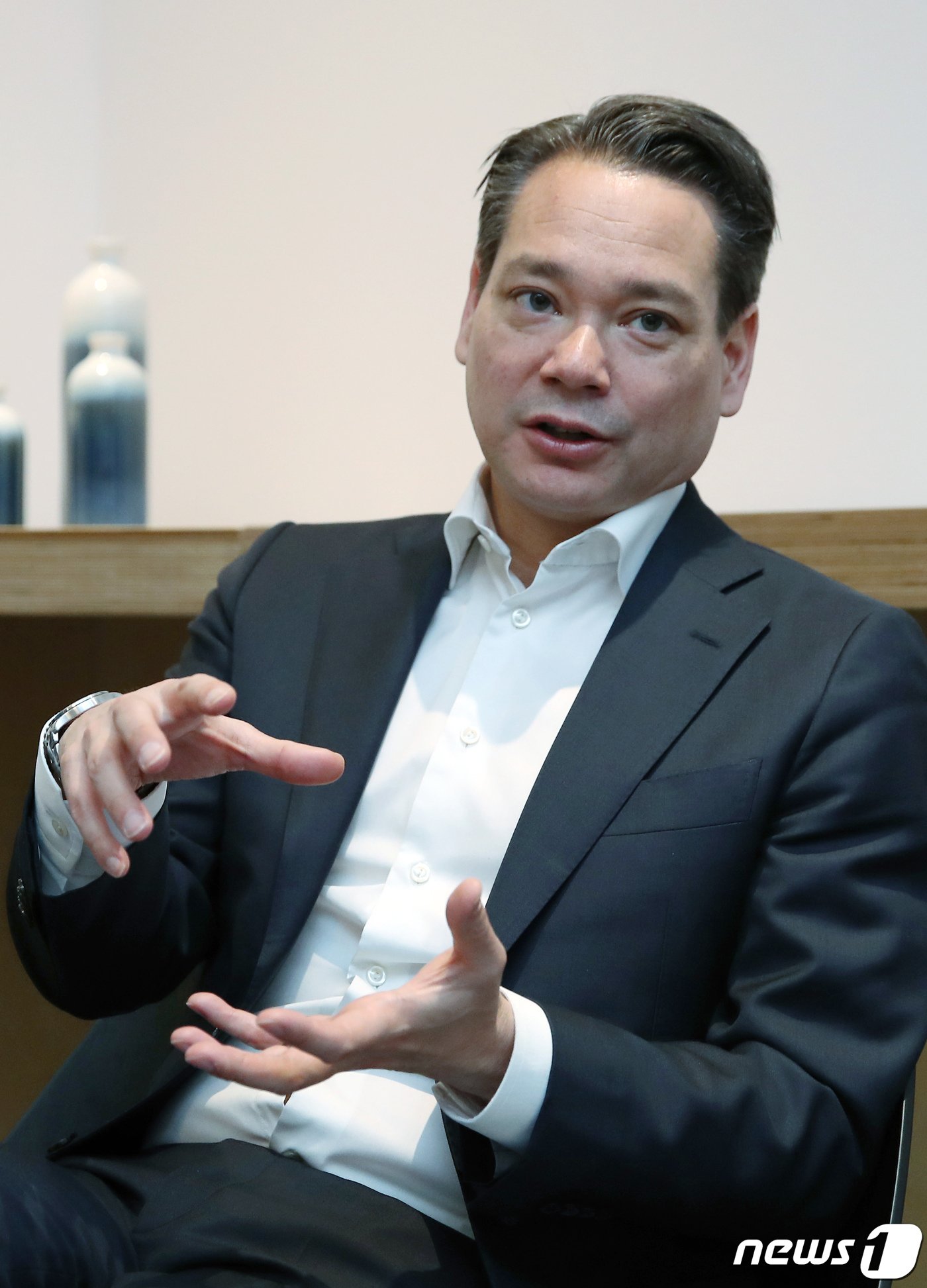 본문 이미지 - 한네스 엑스트롬 에릭슨엘지 CEO가 자사 6G 전략과 오픈랜 기술에 대한 입장을 설명하고 있다. 2023.3.1/뉴스1 ⓒ News1 박정호 기자