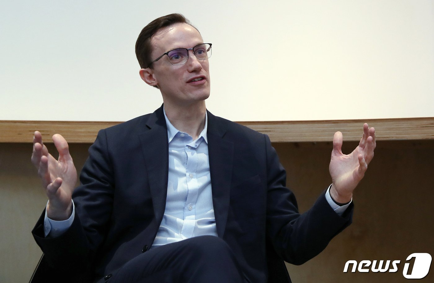 본문 이미지 - 장 크리스토프 라네리 에릭슨 부사장이 통신 장비에 AI를 접목한 에너지 효율성, 최적화 기술을 소개하고 있다. 2023.3.1/뉴스1 ⓒ News1 박정호 기자