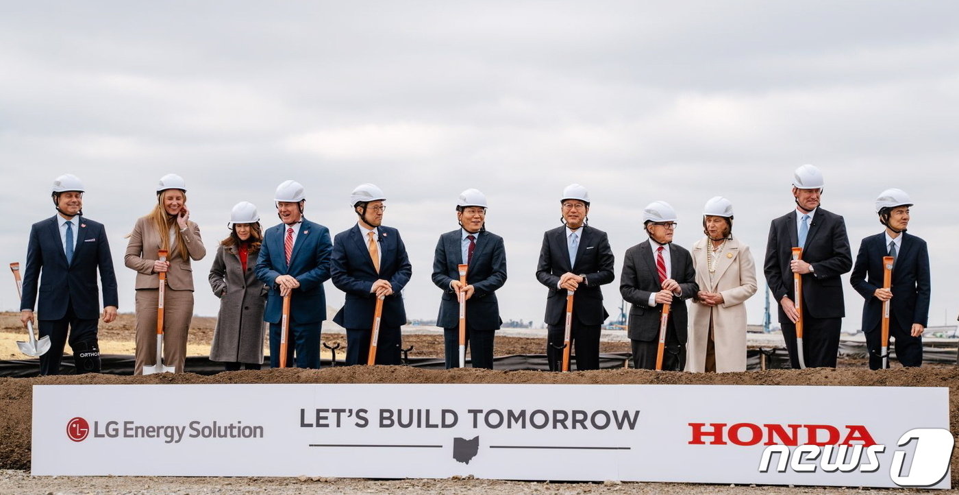 본문 이미지 - LG에너지솔루션-혼다 합작공장 기공식에서 양사 관계자 및 주정부 인사들이 기념촬영을 하고 있다.