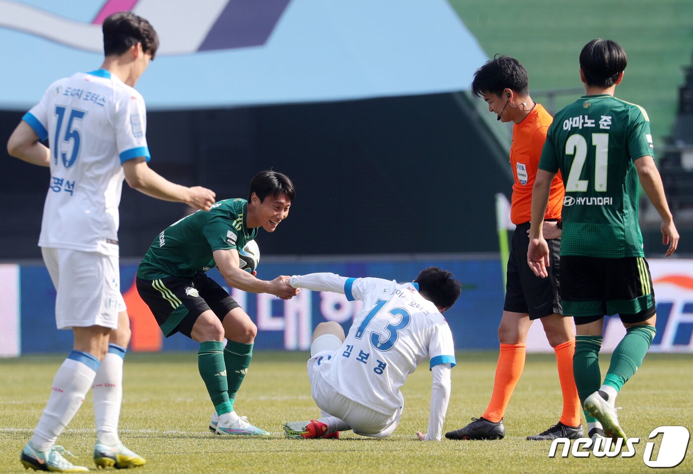 본문 이미지 - 올 시즌 초반 실망스러운 성적을 보이고 있는 전북 현대와 수원 삼성. /뉴스1 ⓒ News1 유경석 기자