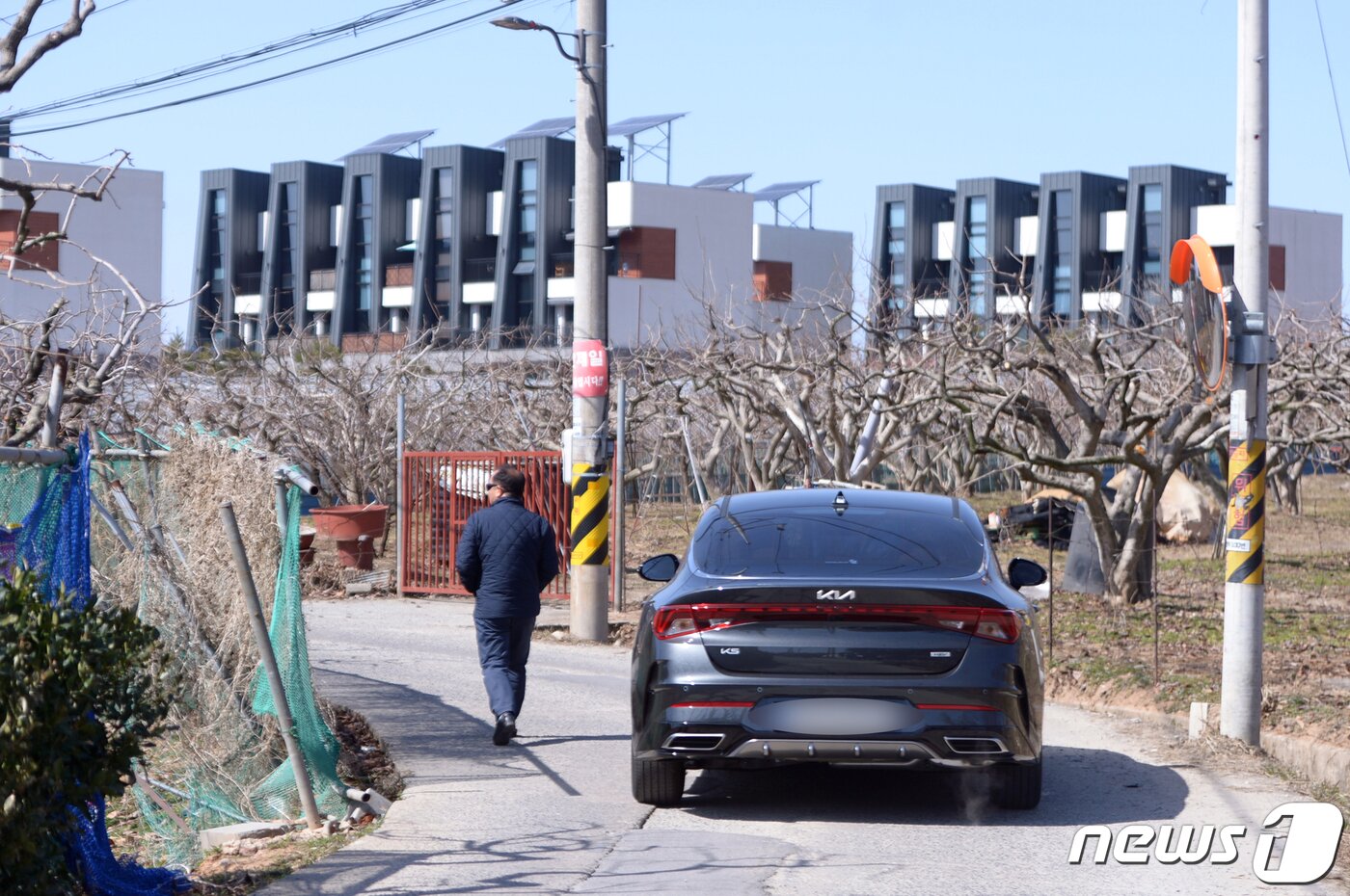 본문 이미지 - 지난 3일 오후 광주 광산구 수완동 상완마을에서 한 주민이 도로로 통행을 하고 있다. 2023.3.3/뉴스1 ⓒ News1 이승현기자