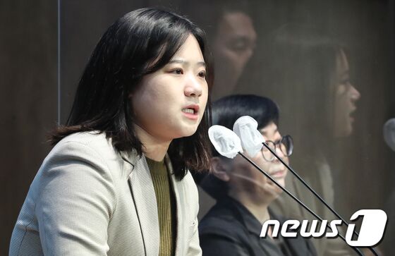 박지현 전 더불어민주당 비상대책위원장이 6일 서울 여의도 국회 소통관에서 민주당의 변화와 혁신을 촉구하는 기자회견을 하고 있다. 2023.3.6/뉴스1 © News1 허경 기자