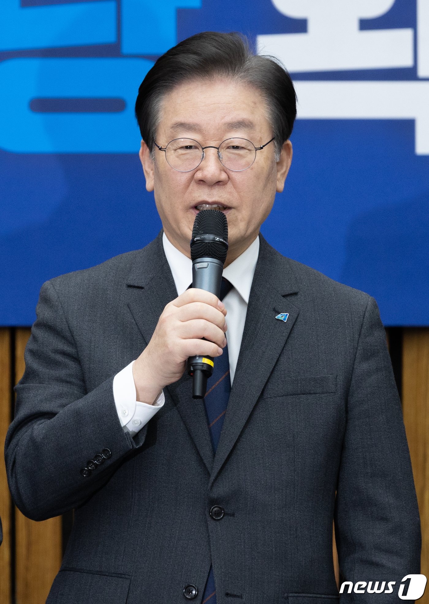 본문 이미지 - 이재명 더불어민주당 대표가 6일 오전 서울 여의도 국회에서 열린 을지로위원회 백서 전달식에서 인사말을 하고 있다. 2023.3.6/뉴스1 ⓒ News1 이재명 기자