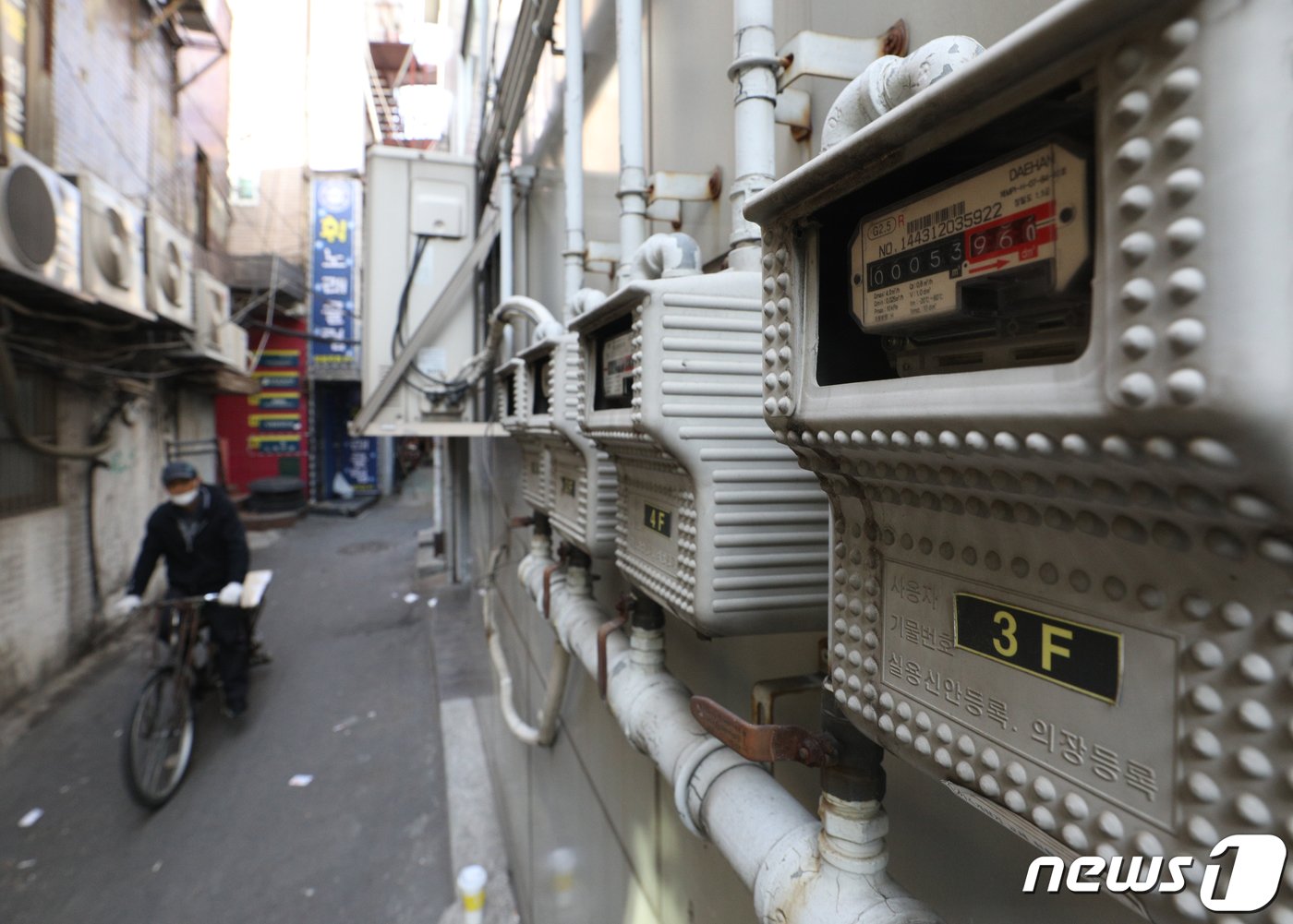 본문 이미지 - 서울 시내에 설치된 전기·가스 계량기의 모습. 2023.3.6./뉴스1 ⓒ News1 신웅수 기자