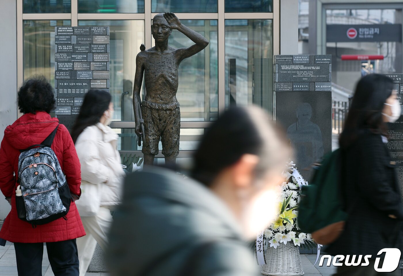 본문 이미지 - 서울 용산구 용산역광장에 자리한 강제징용노동자상 앞으로 시민이 지나고 있다./뉴스1 ⓒ News1 박정호 기자