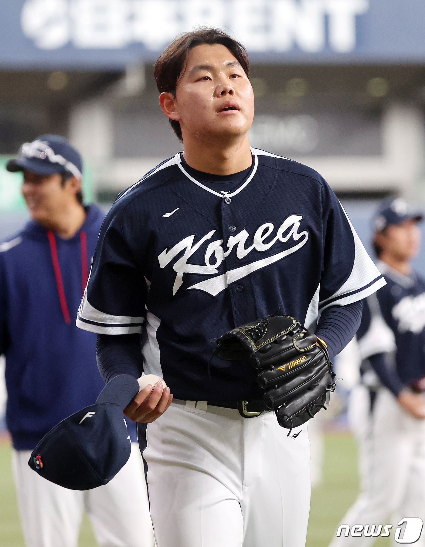 (오사카(일본)=뉴스1) 김진환 기자 = 6일 오후 일본 오사카 교세라 돔에서 열리는 대한민국 WBC 대표팀과 일본 프로야구 오릭스 버팔로스와의 경기를 앞두고 대표팀 소형준이 더그 …