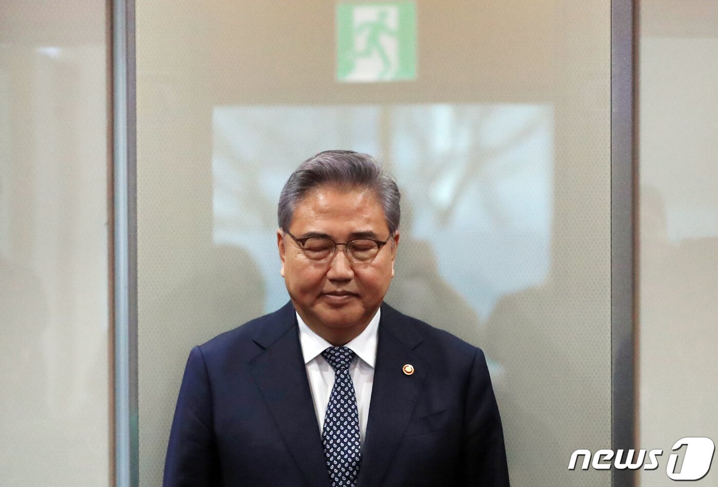 본문 이미지 - 박진 외교부 장관이 6일 오전 서울 종로구 외교부에서 일제 강제징용 피해배상 해법 정부입장 발표를 마치고 이동하고 있다. (공동취재) 2023.03.06/뉴스1 ⓒ News1 김명섭 기자