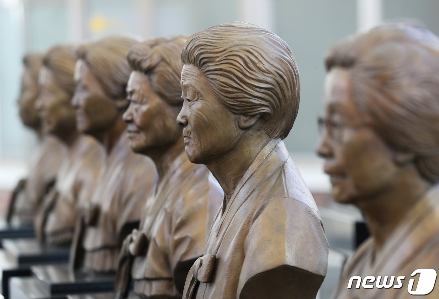 본문 이미지 - 경기 광주시 퇴촌면 나눔의 집에 세상을 먼저 떠난 위안부 피해자 할머니들의 흉상이 세워져 있다. 2023.3.6/뉴스1 ⓒ News1 김영운 기자