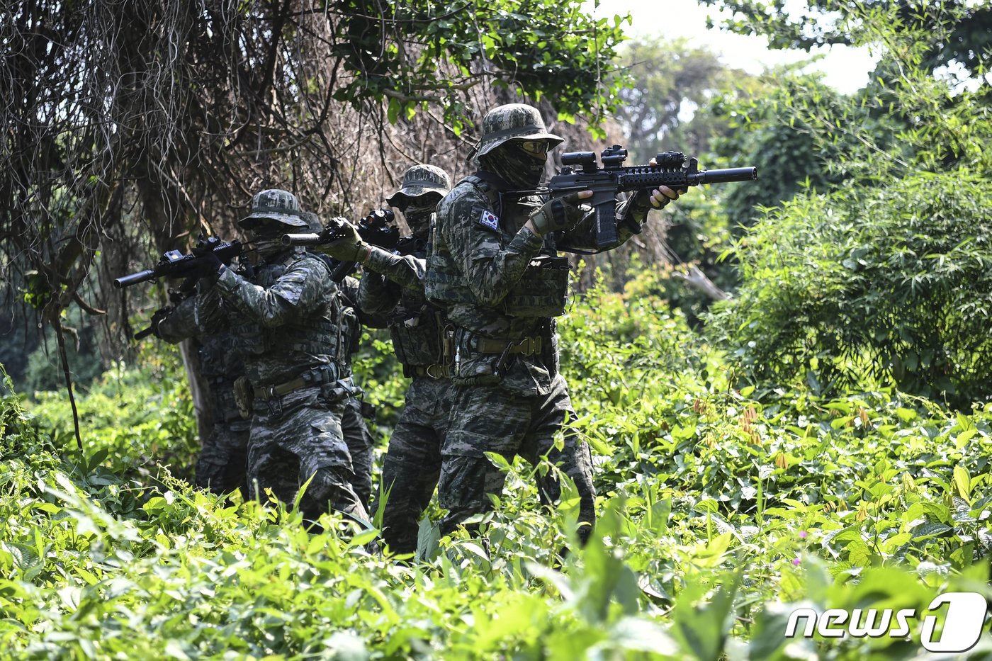 한국 해병대 수색팀이 태국 현지 정글에서 경계하며 전술기동을 하고 있다. &#40;해병대 제공&#41; 2023.3.6/뉴스1